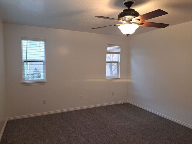 Building Photo - End unit townhome with basement suite!!