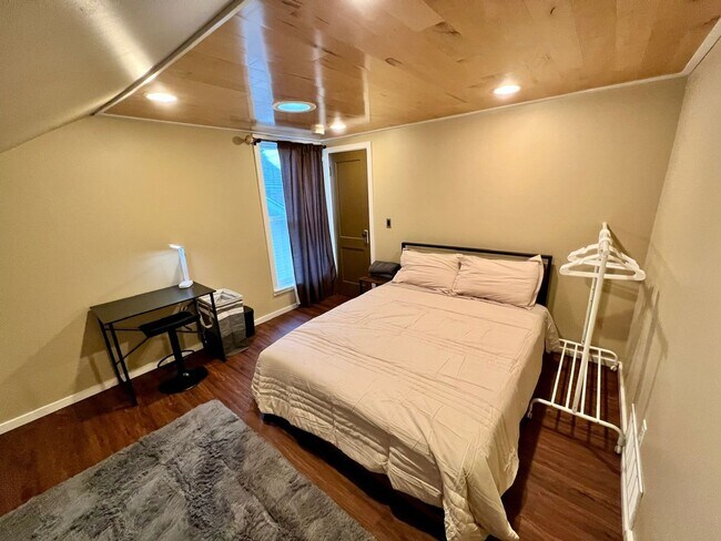 Building Photo - Classic Portland Bungalow