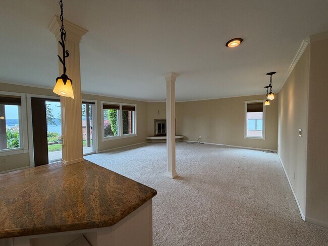 Building Photo - Mukilteo View Condo