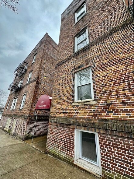 Building Photo - 197 Lafayette Pl