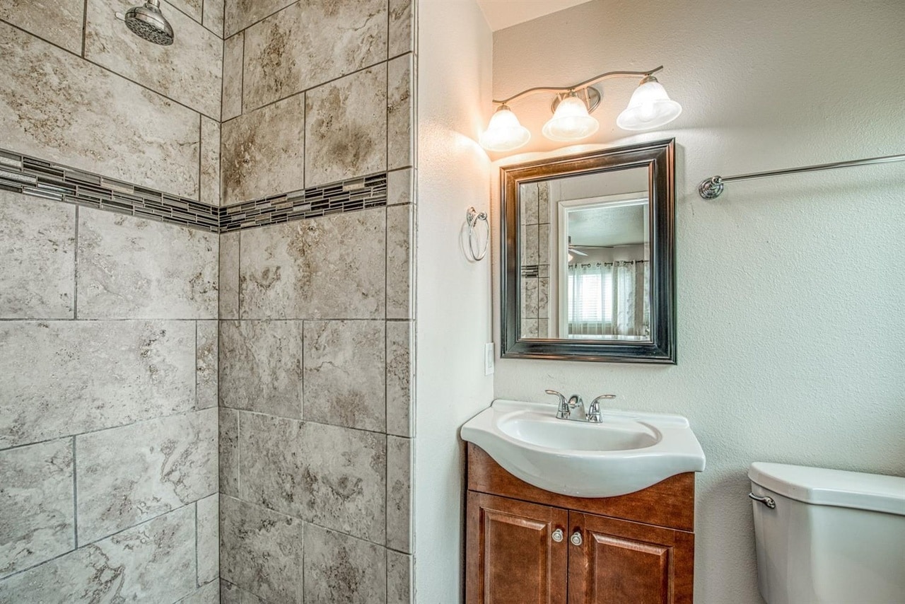 Building Photo - 2234 E Rialto Ave