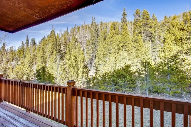Building Photo - Heat included!  1 car garage!  Vaulted Cei...