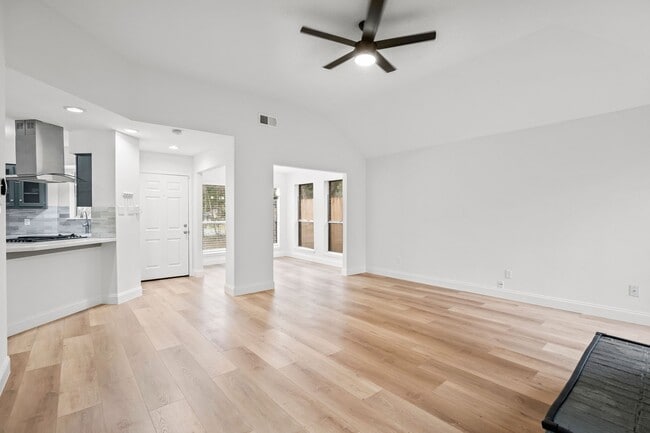 Building Photo - 22 Braemar Forest St