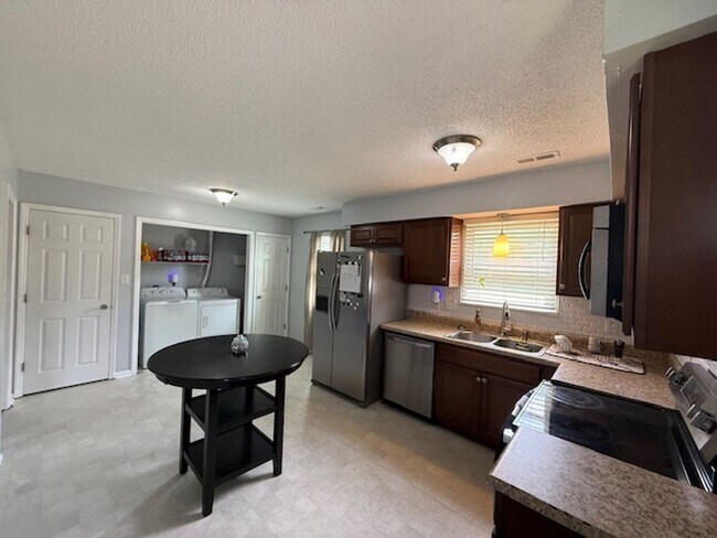 Building Photo - Rental Home Avail off of Gum Branch!