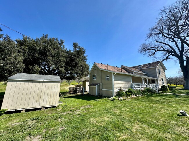 Building Photo - Charming Historic Farmhouse 2 Bedroom 3 Ba...