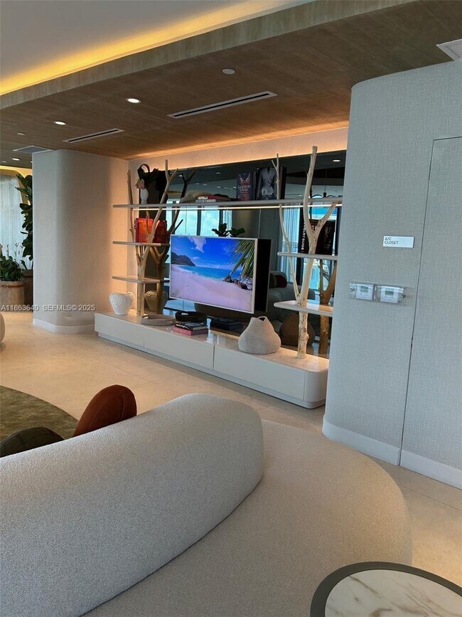 Building Photo - 700 NE 24th St