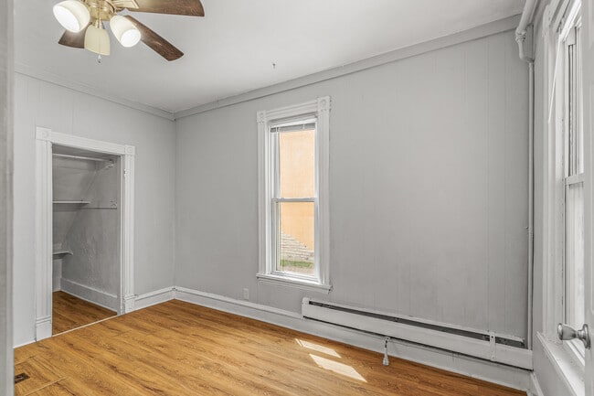 Building Photo - 921 20th Ave NE