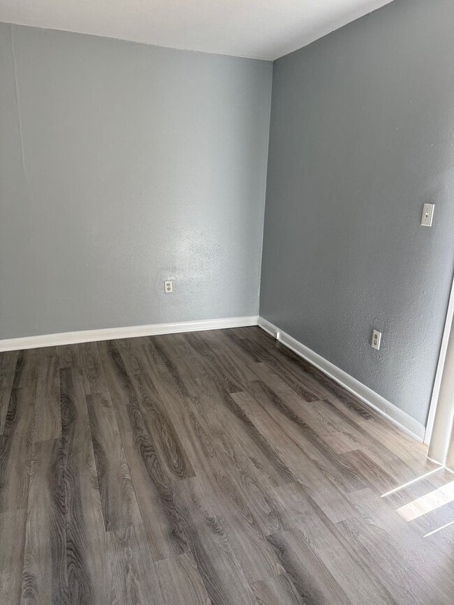 Building Photo - LEASE NOW AND ENJOY 50% OFF 2ND MONTH! Location, location, location! 875 SF Unit- 2 bd/ 1 ba near...