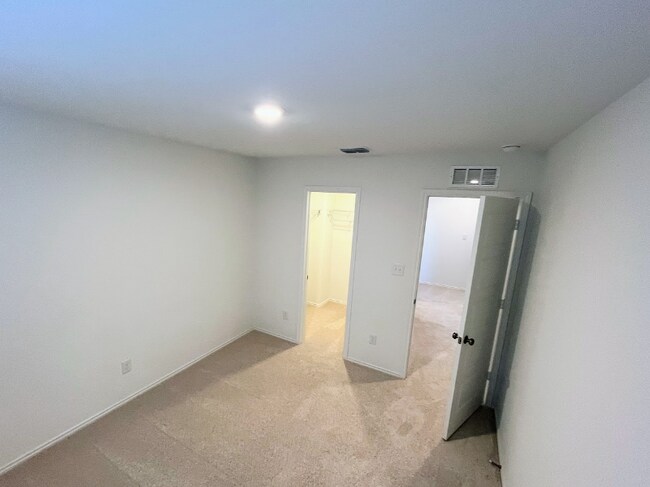 Building Photo - 743 Bluegrass Pt