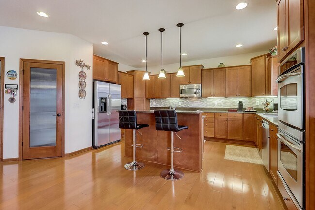 Building Photo - Grand 5 bed 4.5 bath Maple Grove Home w/ 3-Car Garage! Fully Furnished