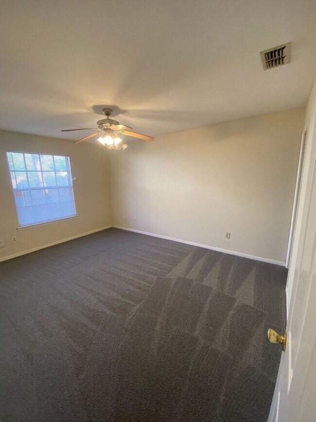 Building Photo - N.W. 2/2 Townhome off Mission Rd. near Fred George