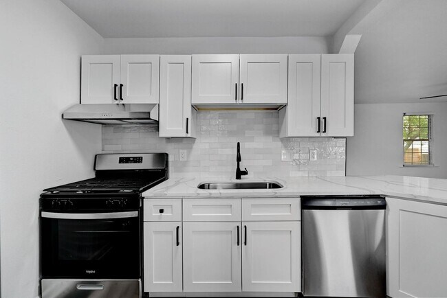 Building Photo - 8 bed 5 Bath house in center of West campus Pre Lease Aug 2026