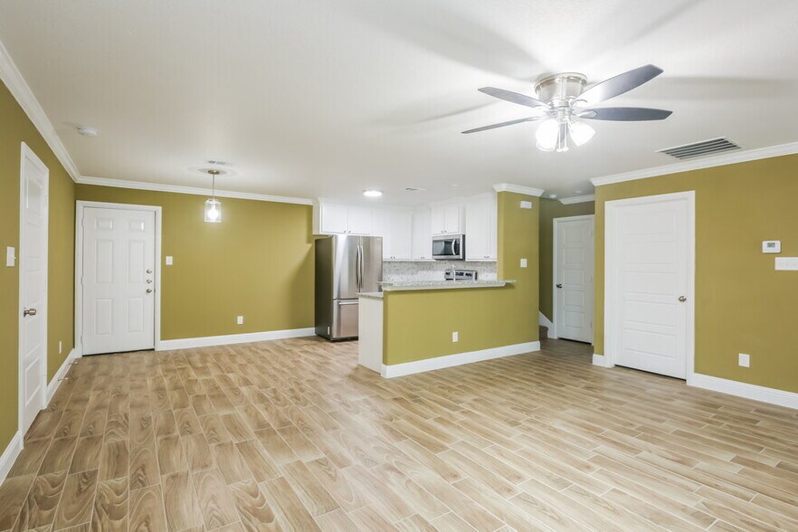 Building Photo - 10540 Wild Oak Dr