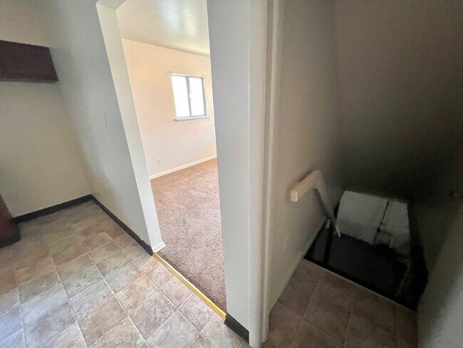 Building Photo - Recently Renovated - 3 bedroom 2 bathroom ...