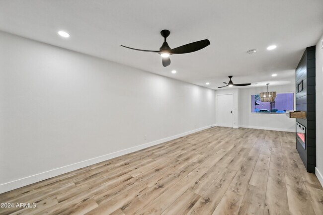 Building Photo - 12212 N Paradise Vlg Pkwy S