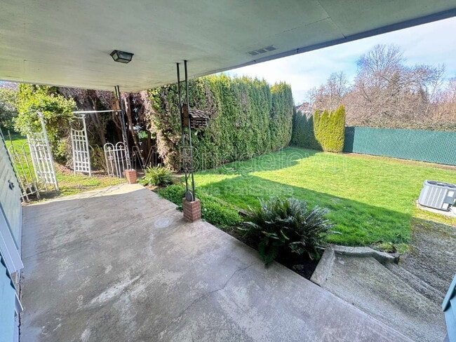 Building Photo - 6999 SE Norbert Dr