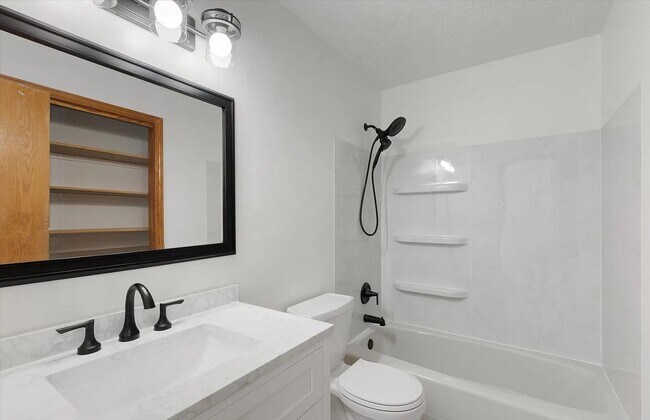 Building Photo - Cozy elegance meets modern convenience in ...
