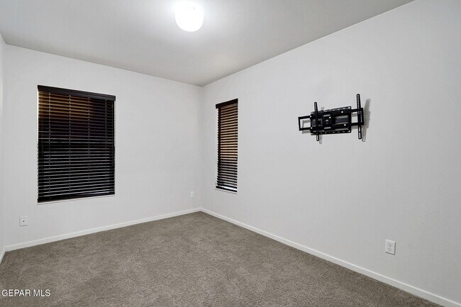 Building Photo - 4016 Camelot Heights Dr