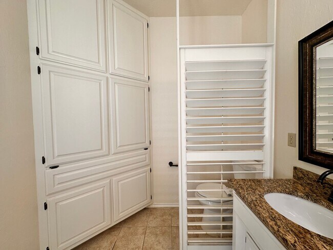 Building Photo - Spacious 4 Bed in Deer Creek