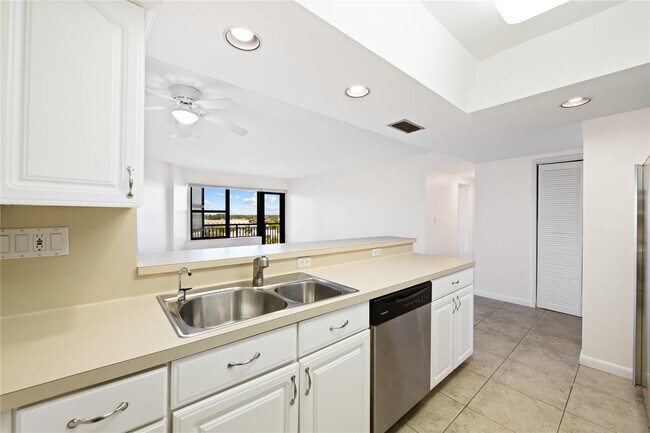 Building Photo - 3800 Galt Ocean Dr