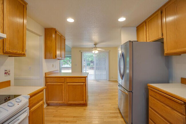 Building Photo - LARGE THREE BEDROOM HOME WITH RV /BOAT PAR...