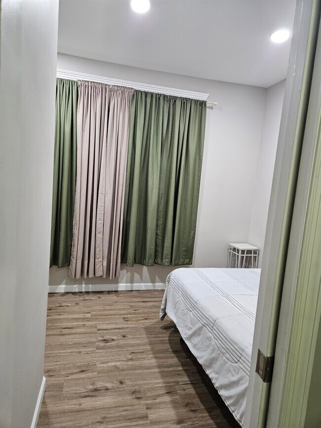 Building Photo - 1300 43rd St