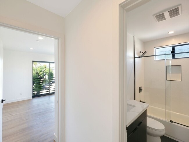 Building Photo - Massive 4 & 5 Bed Luxury Townhomes