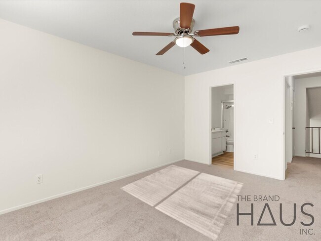 Building Photo - 2.5 Bed + 1.5 Bath + 2 Car Garage + Centra...