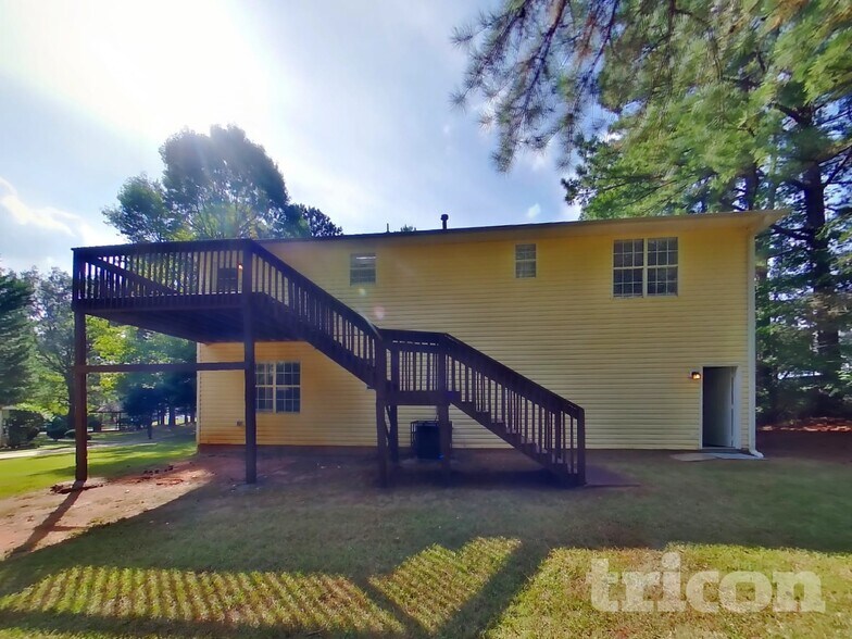 Building Photo - 365 Anna Ave