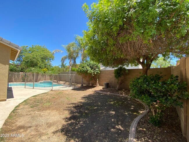 Building Photo - 4909 E Colonial Dr