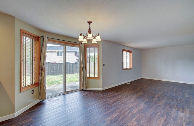 Building Photo - Salmon Creek 3 Bedroom with Yard!