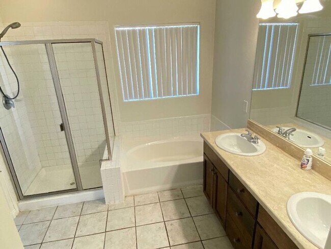 Building Photo - Carry Over Showing: This property has been shown before and will be rented to the first most qual...