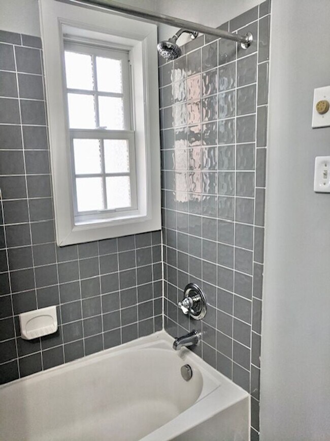 Building Photo - FIRST MONTH FREE RENT!