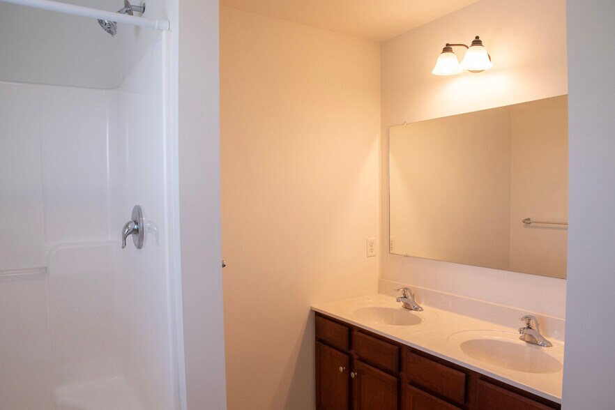 Building Photo - 635 Winding Ln