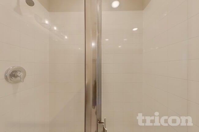 Building Photo - 881 Darst Dr