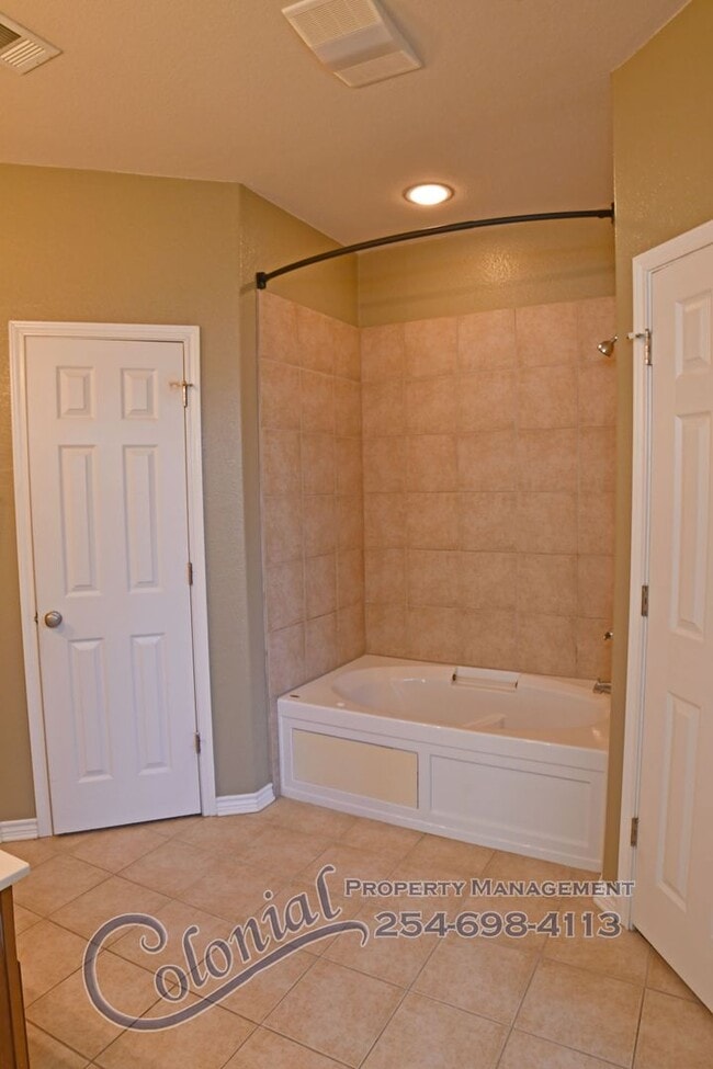 Building Photo - AVAILABLE NOW!!!!!