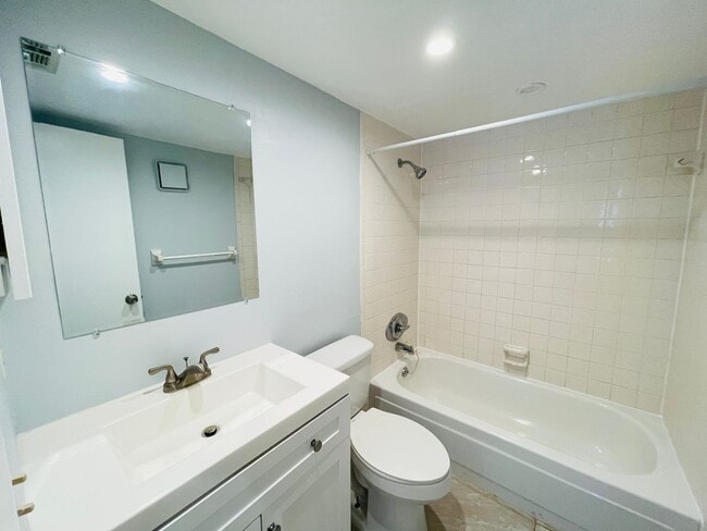 Building Photo - Charming 3 Bedroom, 2 Bathroom Home in Orlando! Only 20 Minutes from Disney World!! Ready For mov...