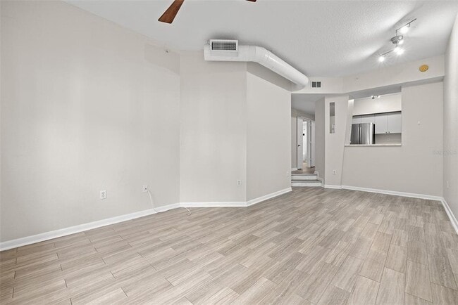 Building Photo - 2402 W Azeele St