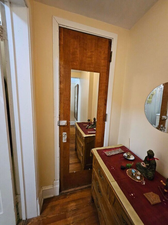 Building Photo - 817 W Belle Plaine Ave