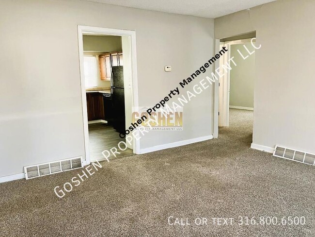 Building Photo - 3 Bedroom 1 Bath located Northeast Wichita...