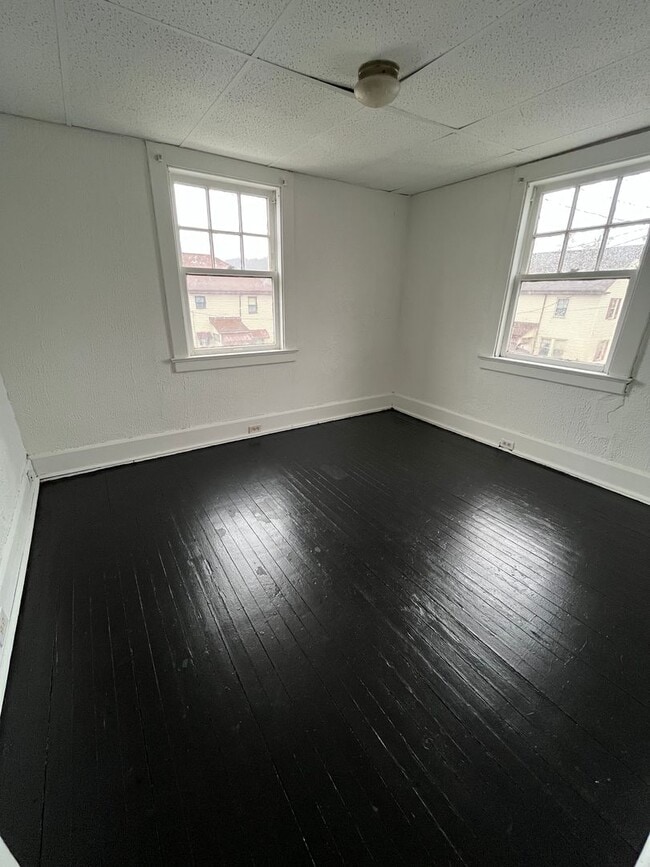 Building Photo - Two Bedroom Townhouse