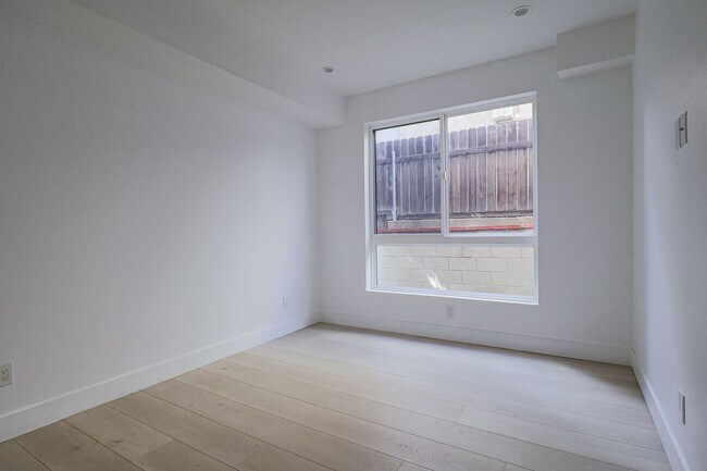 Building Photo - NEW CONSTRUCTION LUXURY 4 BED TOWNHOMES WITH ROOF DECKS