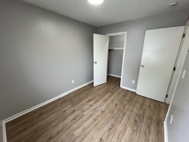 Building Photo - Newly Updated 2 BR/ 1 BA townhome MOVE-IN ...