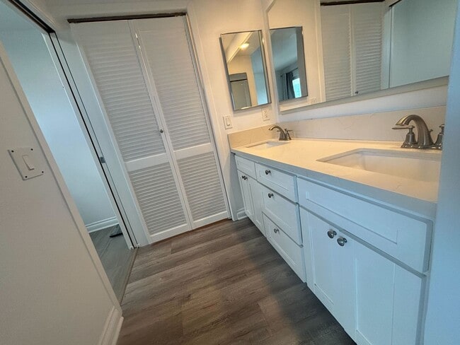 Building Photo - Modern 2-Bedroom Townhome with Garage in t...