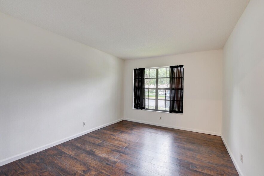 Building Photo - 499 Hardwood Pl