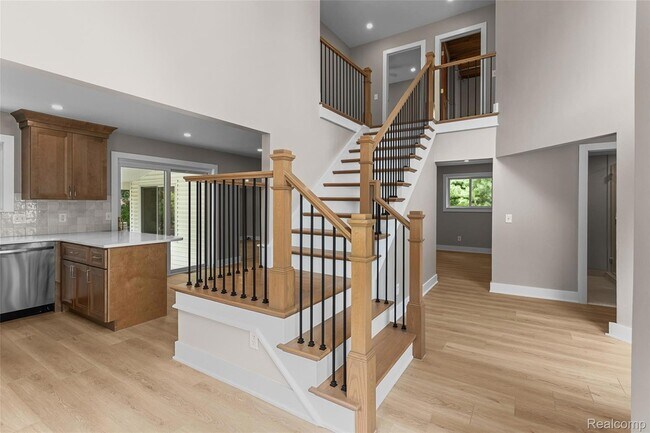 Building Photo - 6552 Orion Rd