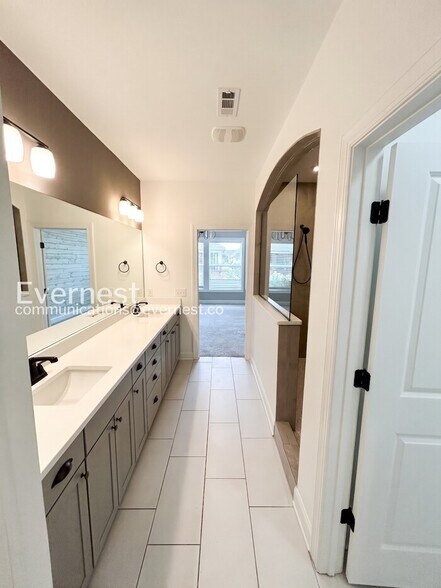 Building Photo - 252 Tanglewood Ln