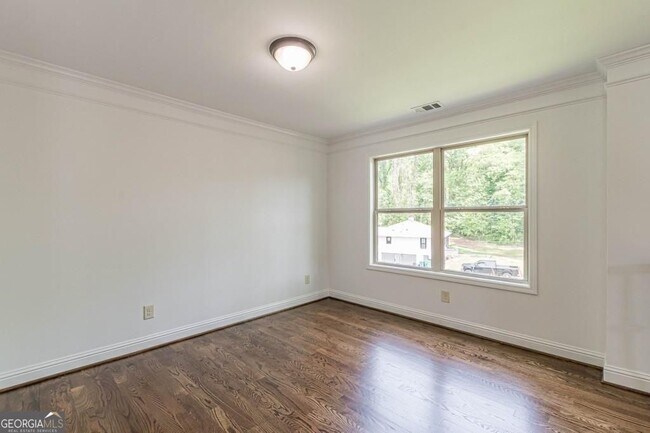 Building Photo - 1410 Eastland Rd SE