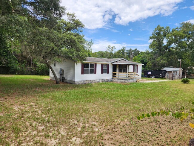 Building Photo - 3 bed, 2 bath on 1/3 Acre of FENCED land.
