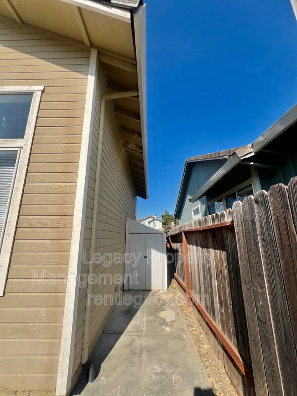 Building Photo - 2750 Parkview Terrace